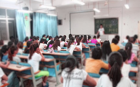 ��ɫ�Ĳݵط�˼��ѧ��˼