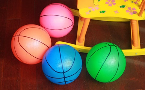 小班健康教案:玩玩大皮球